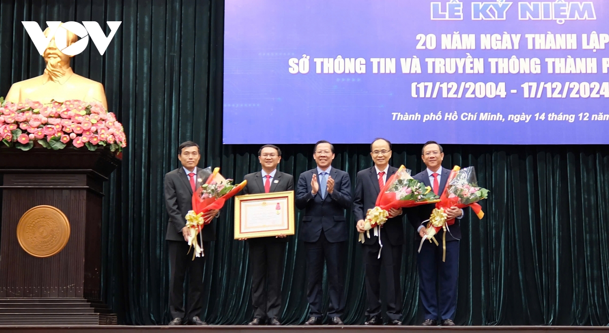 Sở Thông tin – Truyền thông TPHCM nhận Huân chương Lao động hạng Nhì