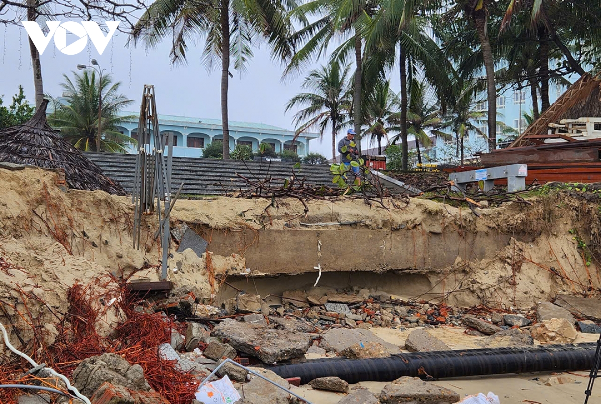bãi biển đẹp nhất Đà nẵng bị triều cường tàn phá hình ảnh 2 bai bien dep nhat Da nang bi trieu cuong tan pha hinh anh 2