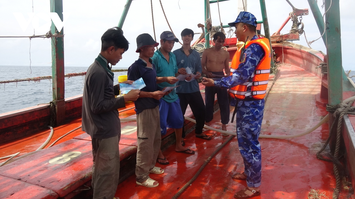 Cảnh sát biển vùng 4 xử phạt hàng trăm tàu vi phạm