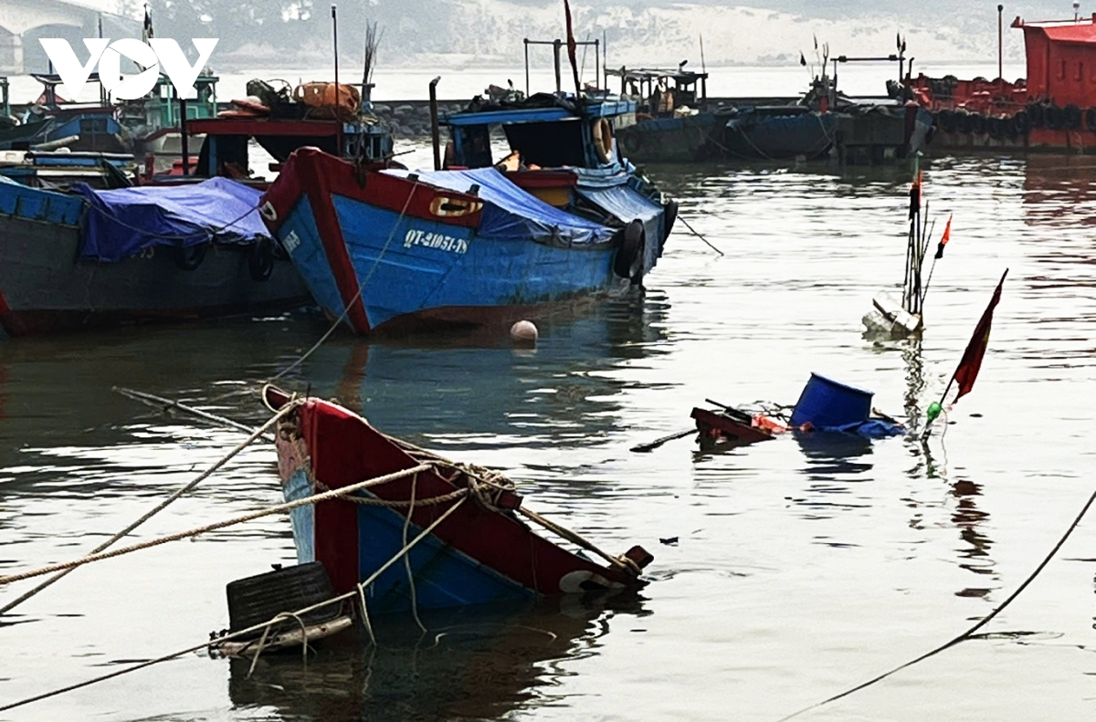 mot tau ca cua ngu dan quang tri bi chim hinh anh 1