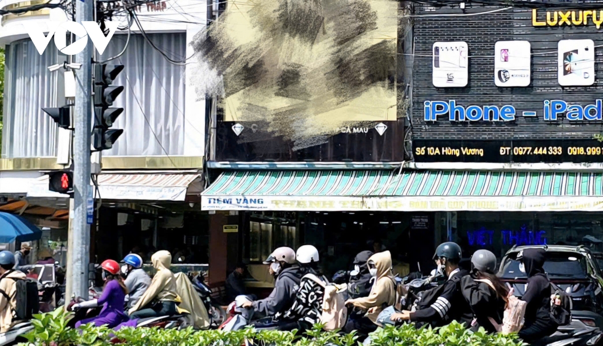Bộ Công an kiểm tra một tiệm vàng ở Cà Mau