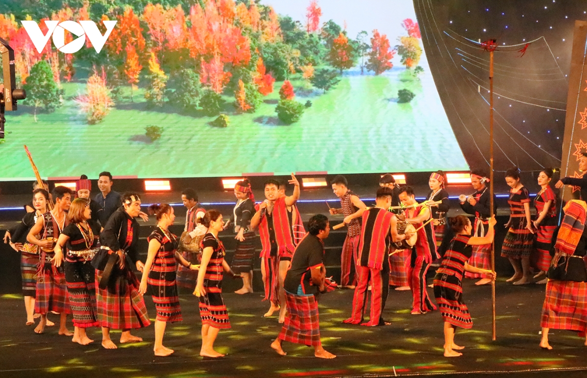 hoi tu, lan toa sac mau van hoa dan gian cac dan toc viet nam hinh anh 1