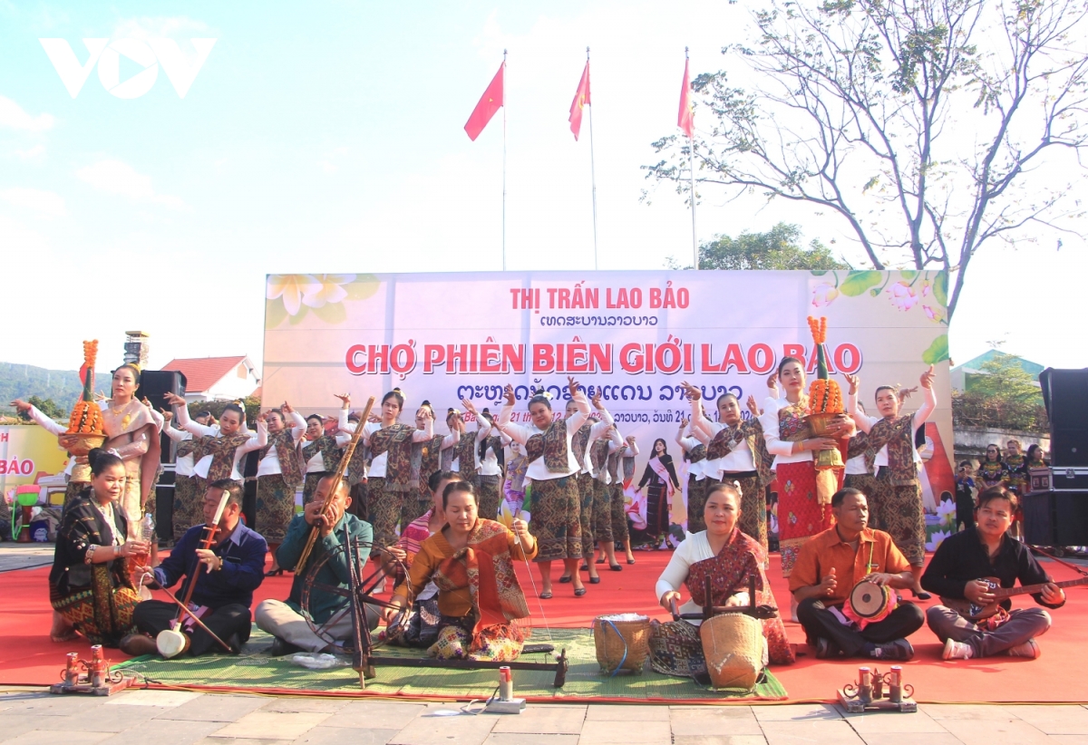 phiên chợ tết xuyên biên giới việt - lào hình ảnh 1 phien cho tet xuyen bien gioi viet - lao hinh anh 1