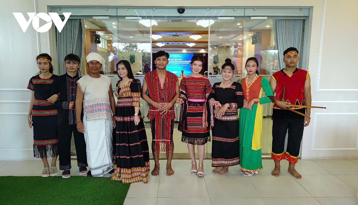 trang phuc truyen thong cua cac dan toc thieu so tinh binh thuan nguy co mai mot hinh anh 2