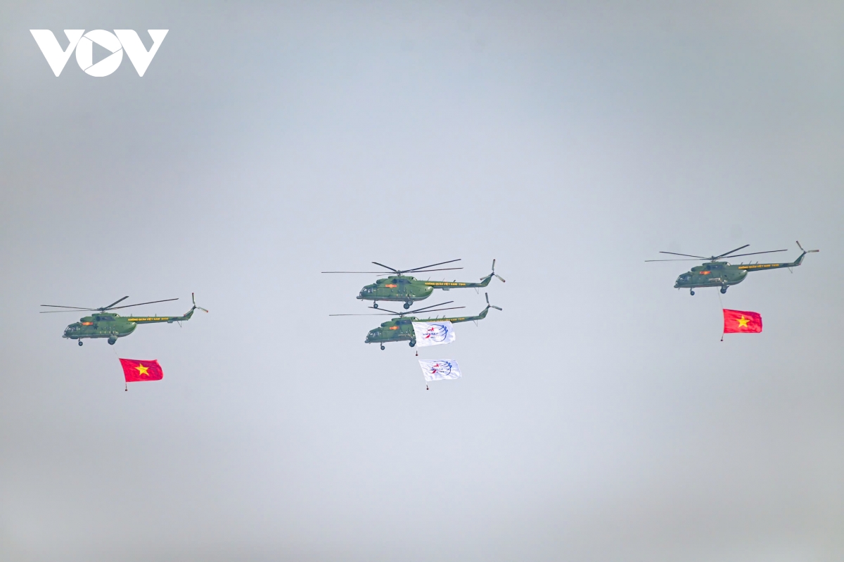 phi đội trực thăng mi-17 mang cờ tổ quốc chào mừng triển lãm quốc phòng hình ảnh 3 phi doi truc thang mi-17 mang co to quoc chao mung trien lam quoc phong hinh anh 3