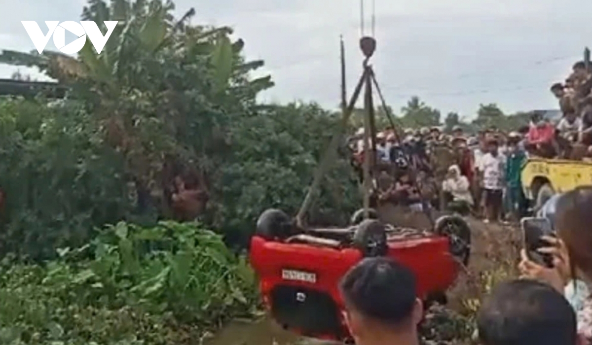 Ô tô lật ngửa dưới mương, nam tài xế tử vong ở Long An