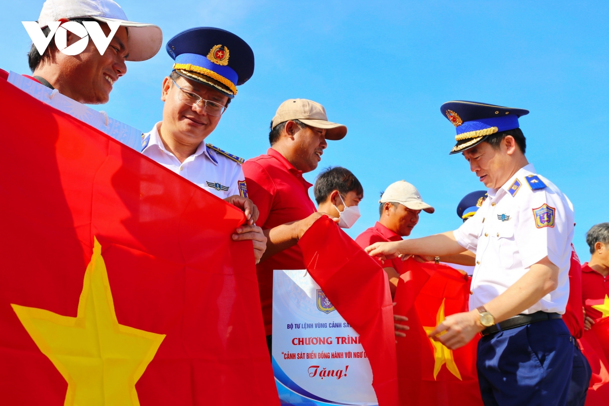 cảnh sát biển đồng hành với ngư dân hình ảnh 10 canh sat bien dong hanh voi ngu dan hinh anh 10