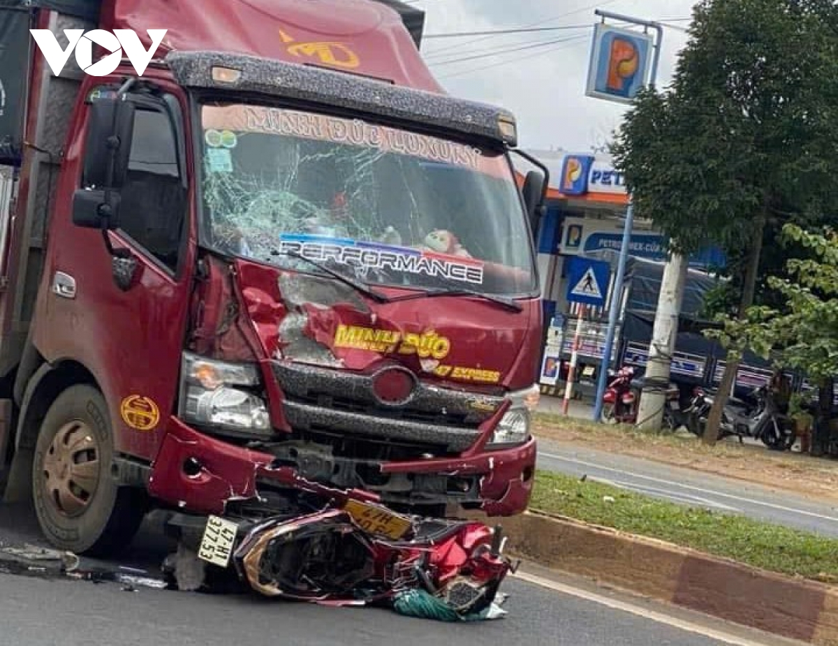 Va chạm với xe tải, hai vợ chồng đi xe máy tử vong