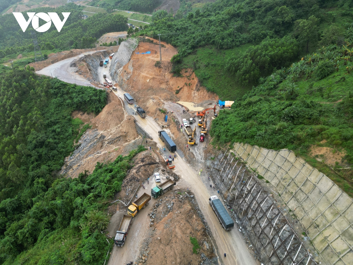 dòng xe kẹt cứng hàng cây số trên quốc lộ 19 hình ảnh 1 dong xe ket cung hang cay so tren quoc lo 19 hinh anh 1