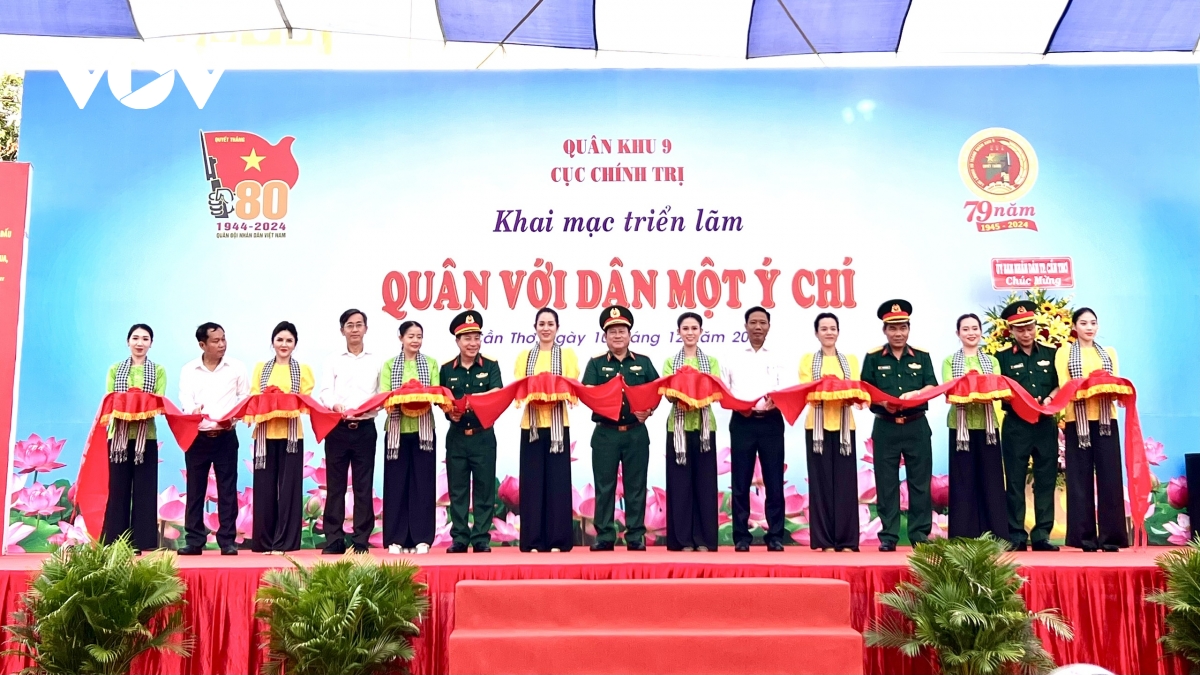 triển lãm chuyên đề quân với dân một ý chí tại cần thơ hình ảnh 1 trien lam chuyen de quan voi dan mot y chi tai can tho hinh anh 1