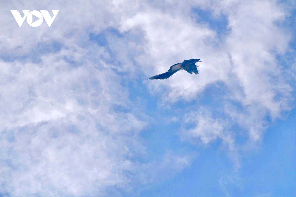 máy bay su-30mk trình diễn tuyệt kỹ vòng khoan thả bẫy mồi trên bầu trời hà nội hình ảnh 4 may bay su-30mk trinh dien tuyet ky vong khoan tha bay moi tren bau troi ha noi hinh anh 4