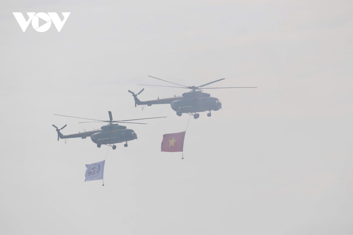 máy bay su-30mk trình diễn tuyệt kỹ vòng khoan thả bẫy mồi trên bầu trời hà nội hình ảnh 12 may bay su-30mk trinh dien tuyet ky vong khoan tha bay moi tren bau troi ha noi hinh anh 12