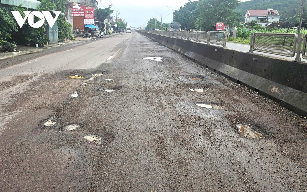 khắc phục hư hỏng trên các quốc lộ qua tỉnh bình Định hình ảnh 2 khac phuc hu hong tren cac quoc lo qua tinh binh Dinh hinh anh 2