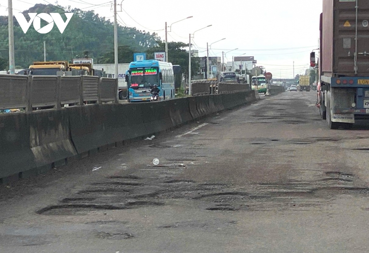 khắc phục hư hỏng trên các quốc lộ qua tỉnh bình Định hình ảnh 1 khac phuc hu hong tren cac quoc lo qua tinh binh Dinh hinh anh 1