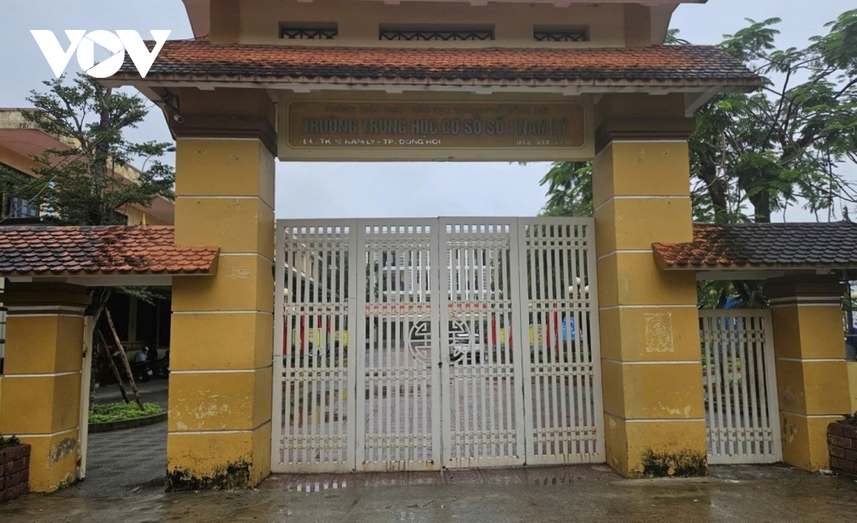 nhóm người xông vào trường túm áo dằn mặt học sinh ở quảng bình hình ảnh 1 nhom nguoi xong vao truong tum ao dan mat hoc sinh o quang binh hinh anh 1