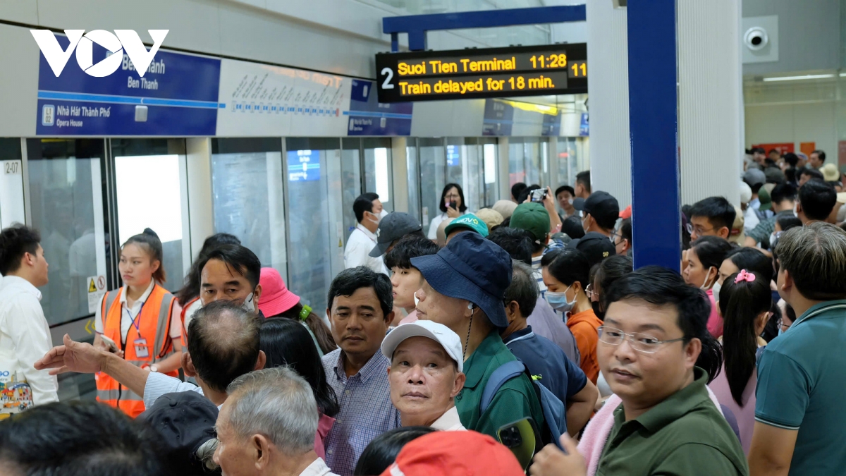 Nhà ga đông nghịt người đến trải nghiệm tuyến metro Bến Thành - Suối Tiên