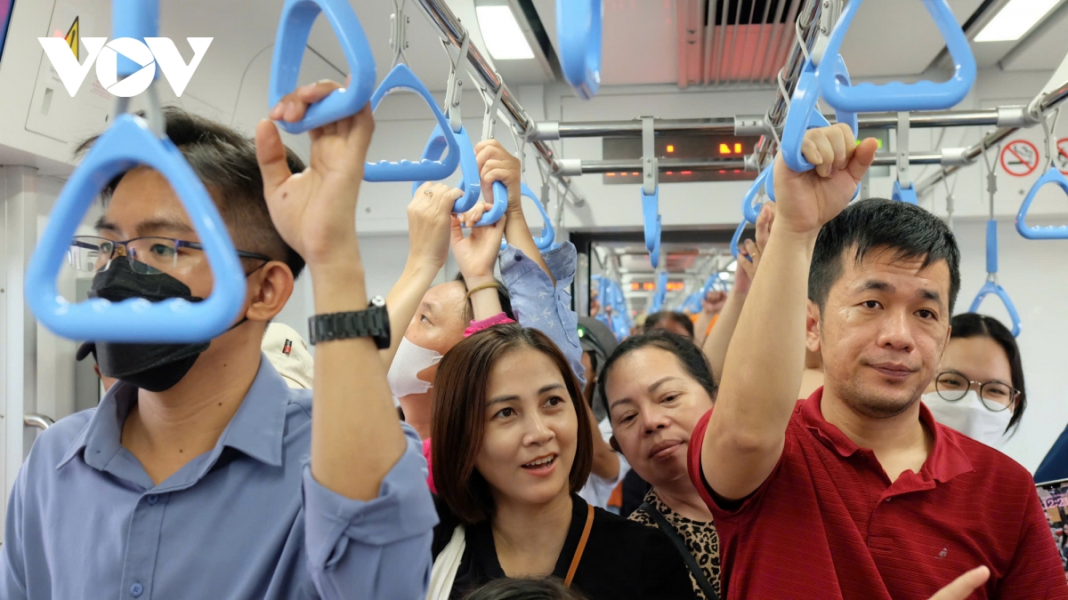 nguoi dan muon di metro 1 tphcm chi viec den ga, duoc ho tro mien phi hinh anh 3