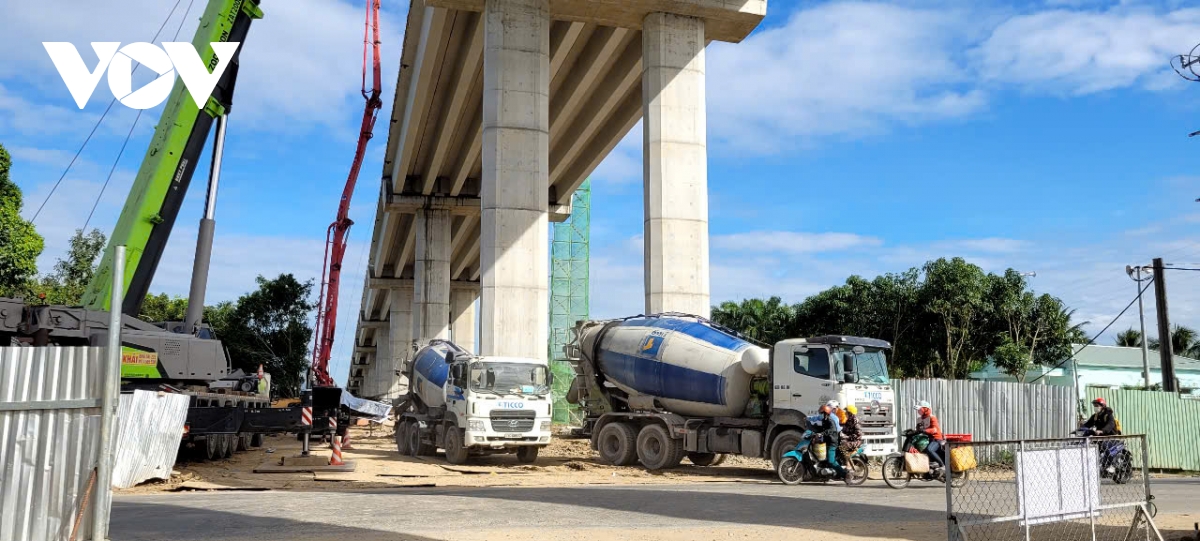 Những ngày cuối năm trên công trình xây cầu Rạch Miễu 2