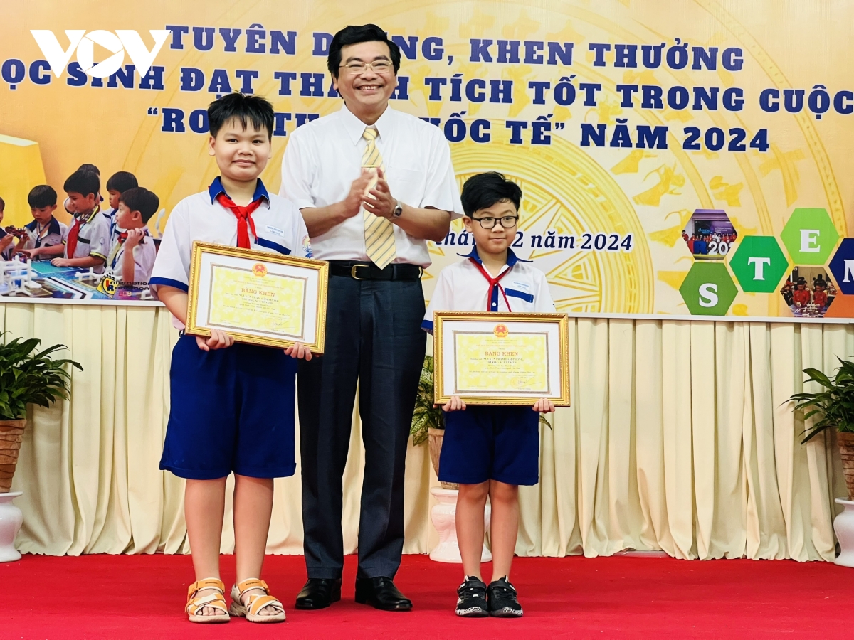 khen thuong hoc sinh dat thanh tich xuat sac trong cuoc thi robothon quoc te 2024 hinh anh 2