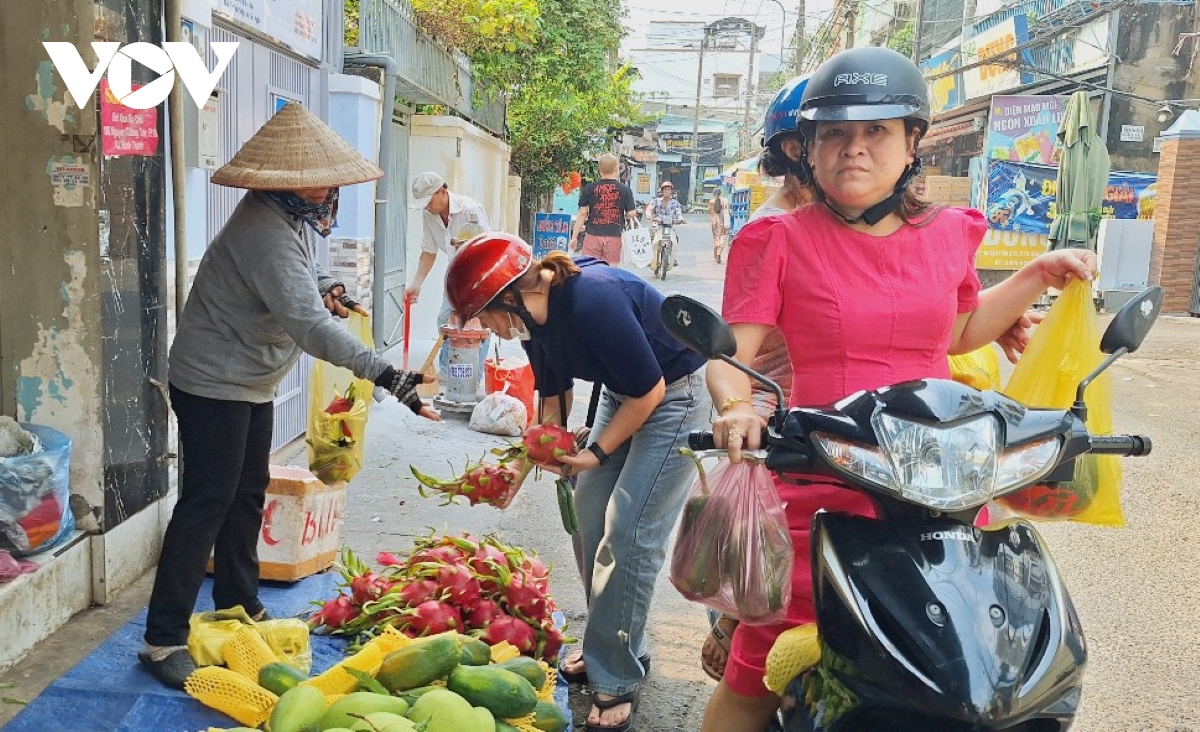 trái cây chưng tết ở tp.hcm nhảy giá , người bán buồn, người mua thở dài hình ảnh 2 trai cay chung tet o tp.hcm nhay gia , nguoi ban buon, nguoi mua tho dai hinh anh 2