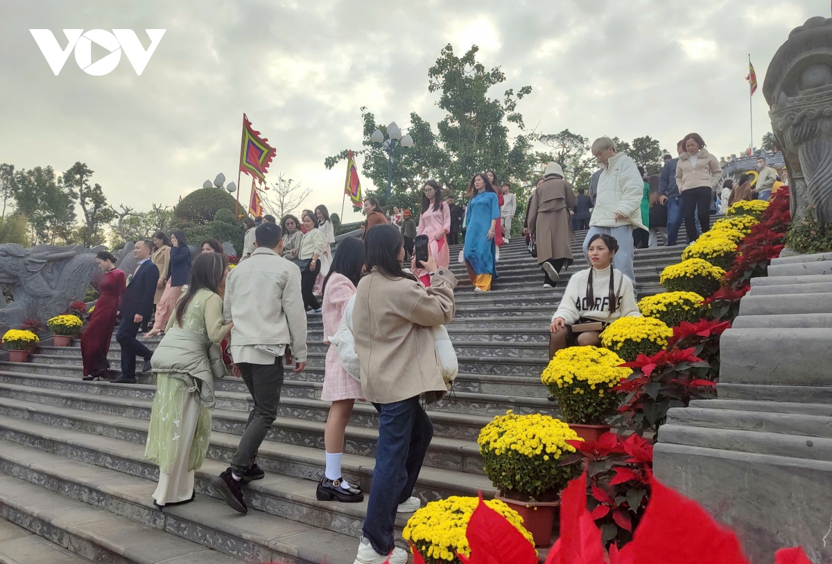 quảng ninh người dân nô nức đi lễ chùa đầu năm hình ảnh 1 quang ninh nguoi dan no nuc di le chua dau nam hinh anh 1