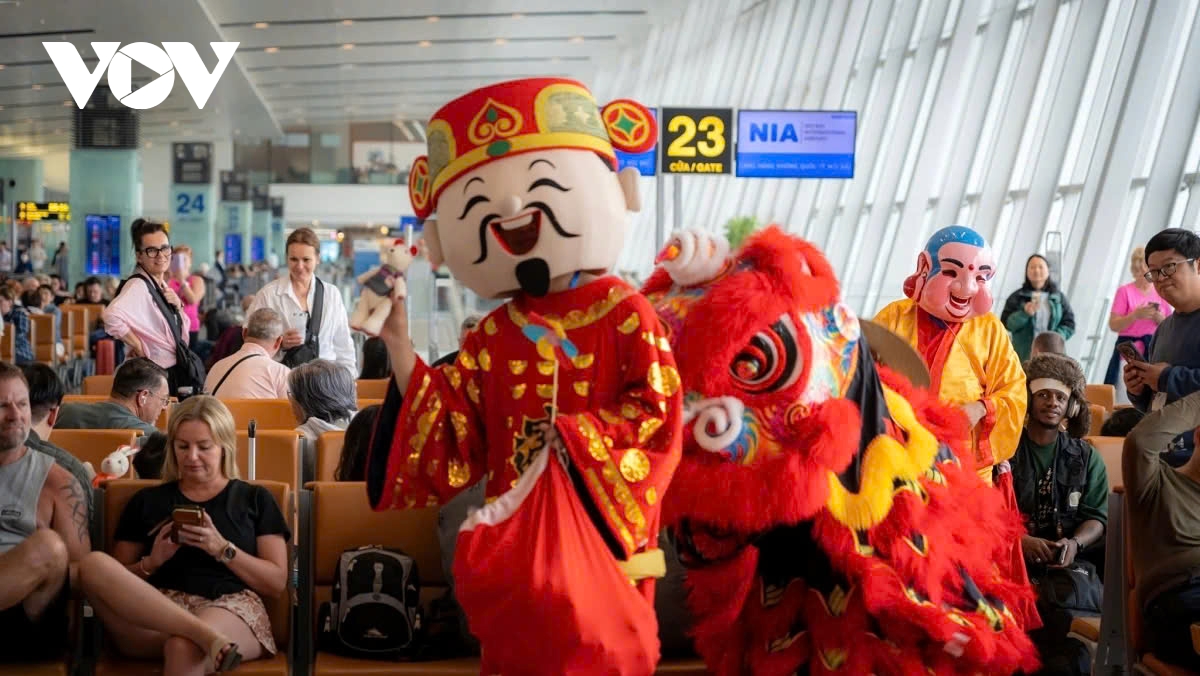 tet 2025 foreigners pleasantly greeted with lion dance at airport picture 1 tet 2025 foreigners pleasantly greeted with lion dance at airport picture 1