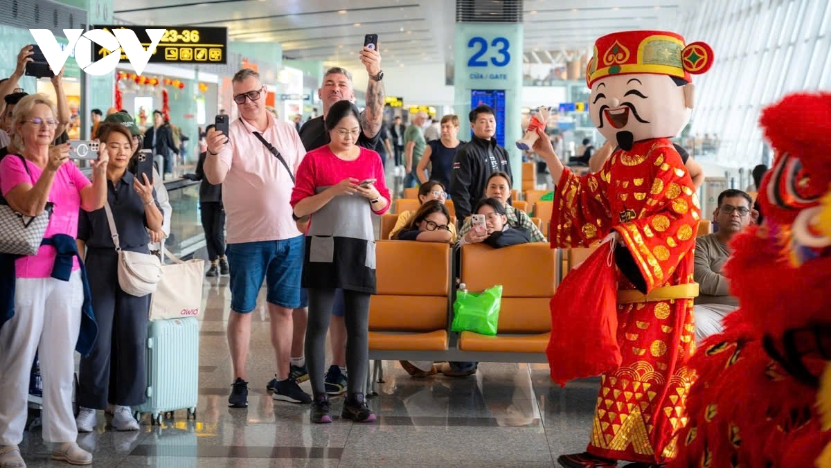 Tet 2025: Foreigners pleasantly greeted with lion dance at airport