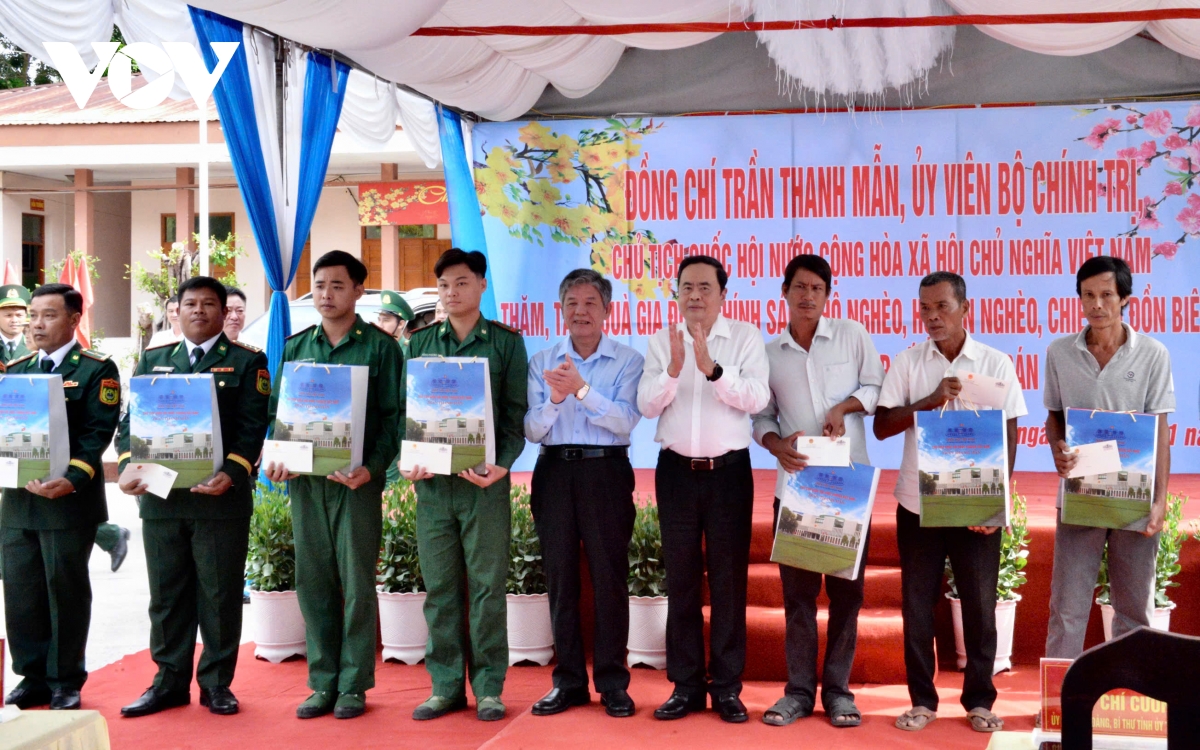 chủ tịch quốc hội tặng quà tết đồng bào, chiến sĩ huyện cầu ngang, trà vinh hình ảnh 5 chu tich quoc hoi tang qua tet dong bao, chien si huyen cau ngang, tra vinh hinh anh 5