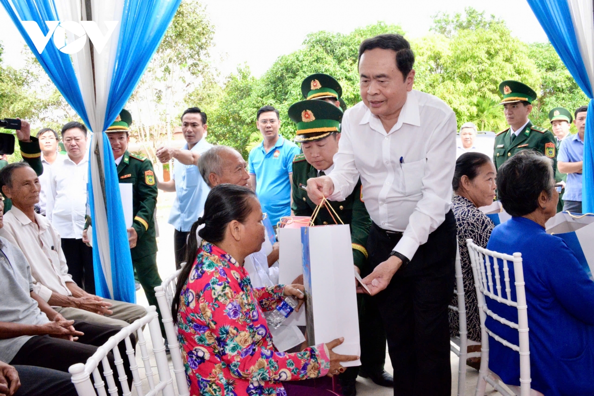 chủ tịch quốc hội tặng quà tết đồng bào, chiến sĩ huyện cầu ngang, trà vinh hình ảnh 3 chu tich quoc hoi tang qua tet dong bao, chien si huyen cau ngang, tra vinh hinh anh 3