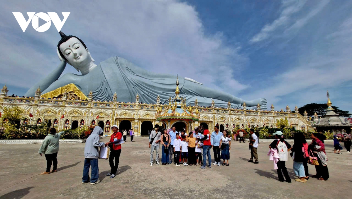 người dân, du khách nô nức đi lễ chùa xin lộc đầu năm ở sóc trăng hình ảnh 11 nguoi dan, du khach no nuc di le chua xin loc dau nam o soc trang hinh anh 11