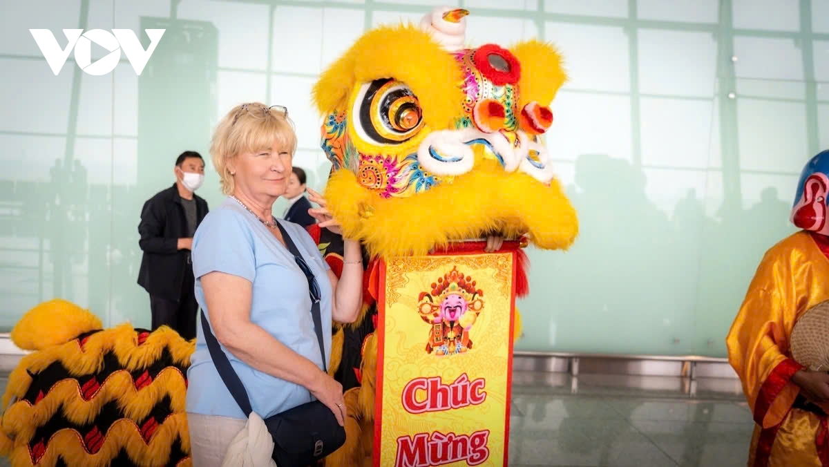 tet 2025 foreigners pleasantly greeted with lion dance at airport picture 11 tet 2025 foreigners pleasantly greeted with lion dance at airport picture 11