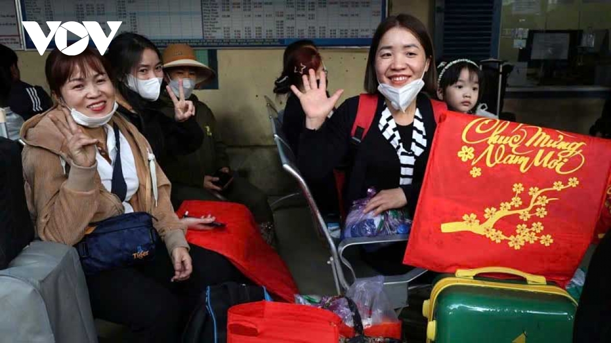 Poor workers overjoyed to take free train home for Tet family reunion