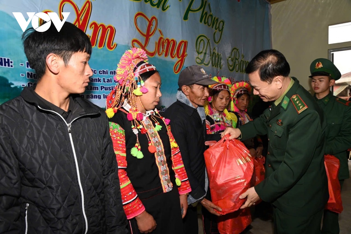 hoi xuan am ap tren ban lang nguoi la hu o lai chau hinh anh 11