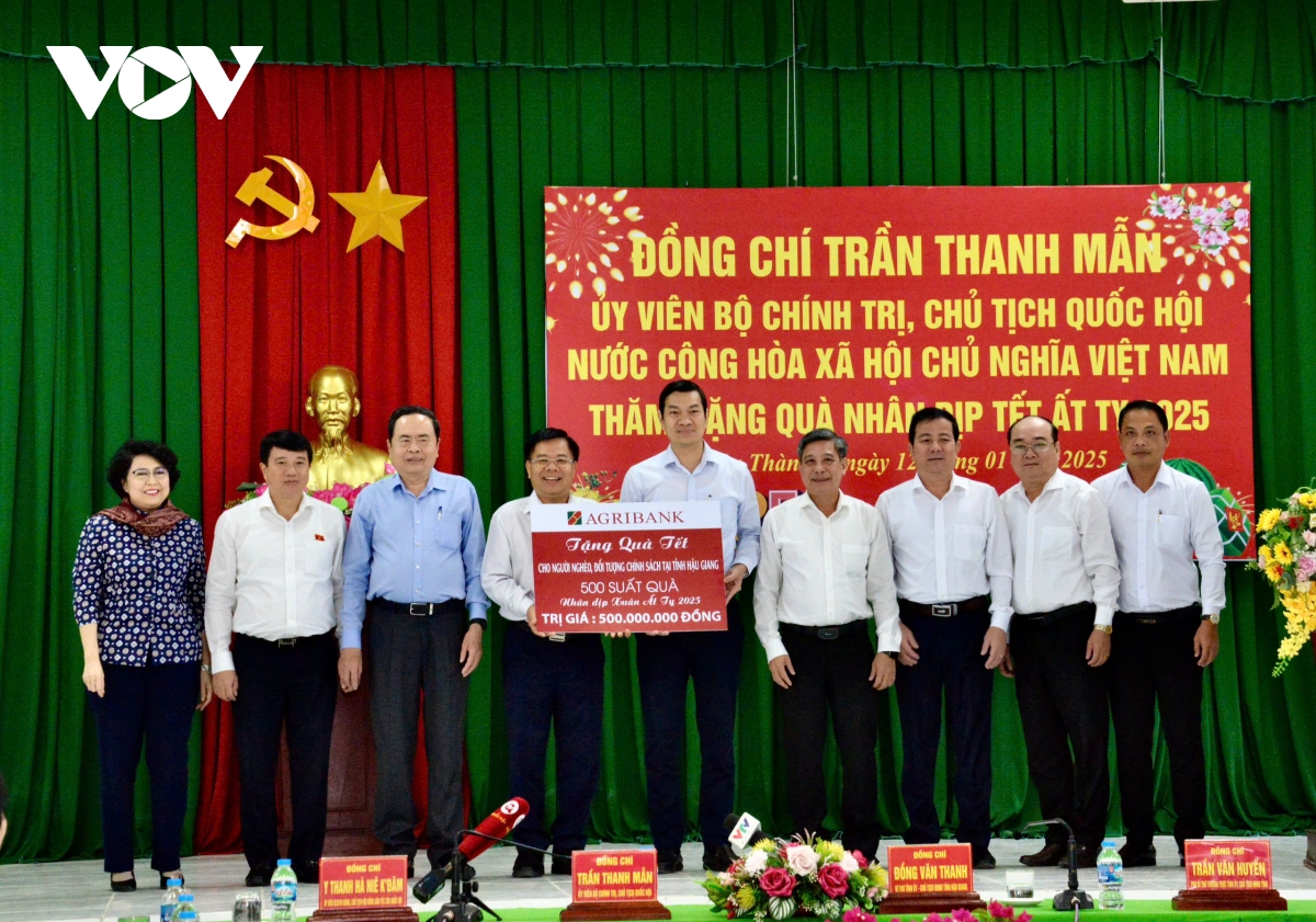 chủ tịch quốc hội thăm, tặng quà người dân có hoàn cảnh khó khăn ở hậu giang hình ảnh 4 chu tich quoc hoi tham, tang qua nguoi dan co hoan canh kho khan o hau giang hinh anh 4