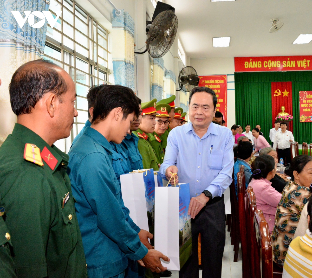 chủ tịch quốc hội thăm, tặng quà người dân có hoàn cảnh khó khăn ở hậu giang hình ảnh 3 chu tich quoc hoi tham, tang qua nguoi dan co hoan canh kho khan o hau giang hinh anh 3