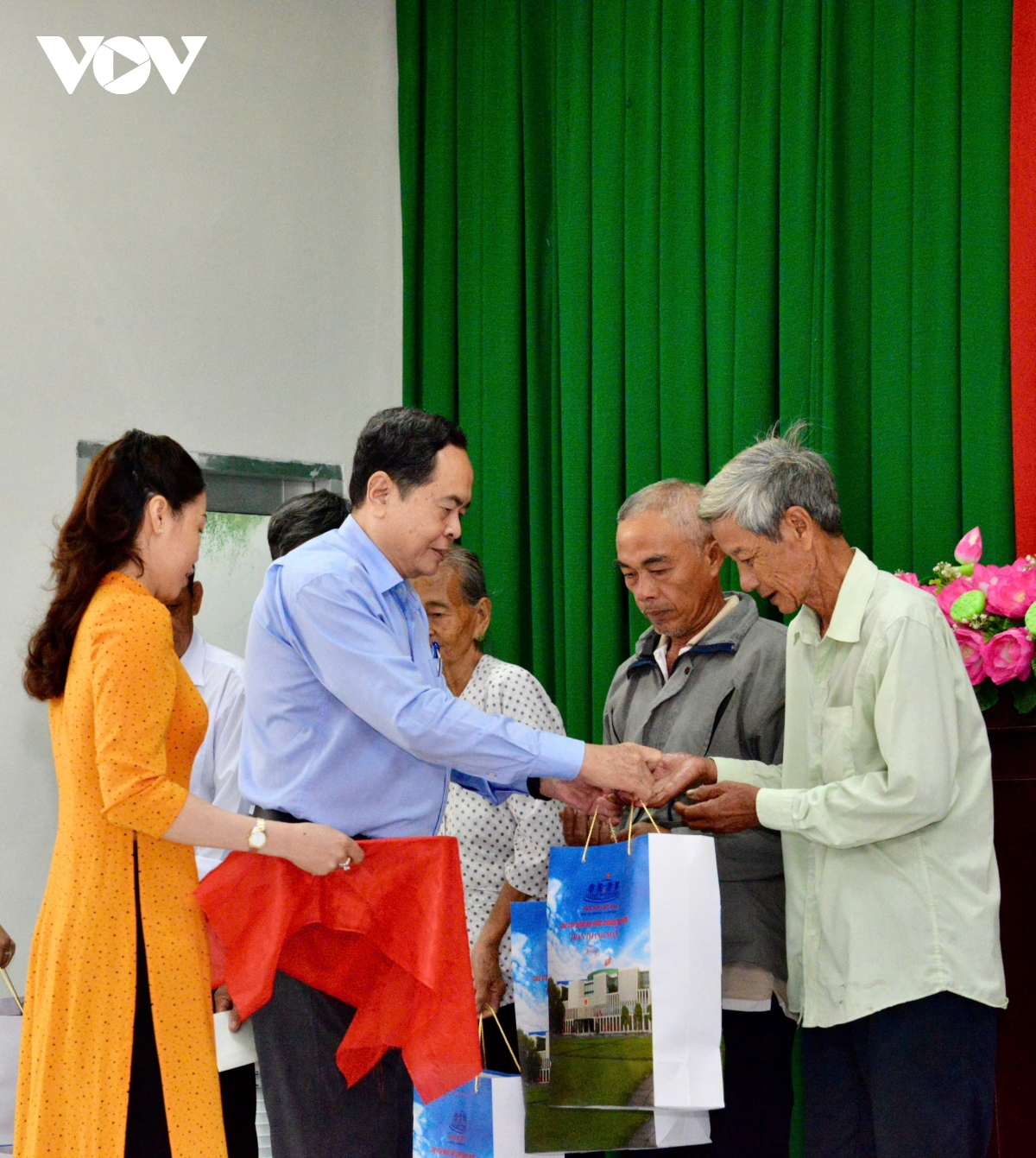 chủ tịch quốc hội thăm, tặng quà người dân có hoàn cảnh khó khăn ở hậu giang hình ảnh 1 chu tich quoc hoi tham, tang qua nguoi dan co hoan canh kho khan o hau giang hinh anh 1
