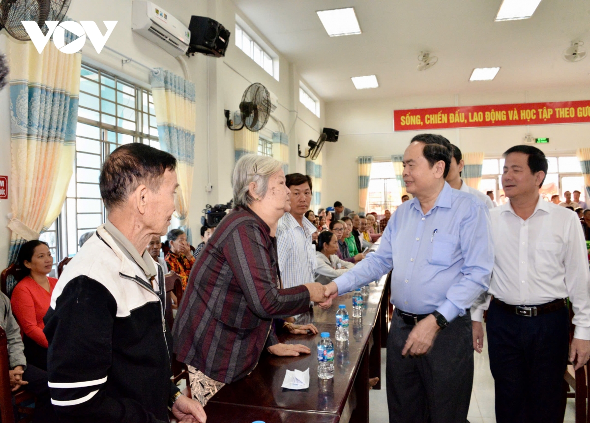 chủ tịch quốc hội thăm, tặng quà người dân có hoàn cảnh khó khăn ở hậu giang hình ảnh 2 chu tich quoc hoi tham, tang qua nguoi dan co hoan canh kho khan o hau giang hinh anh 2