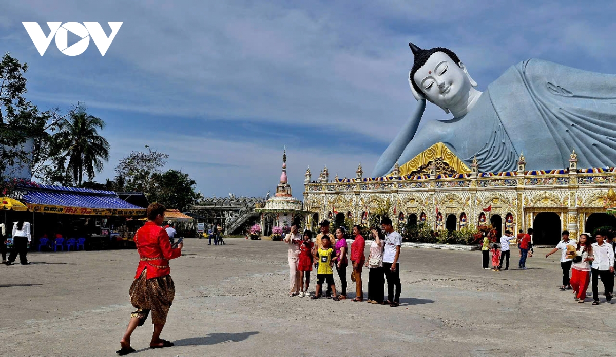 người dân, du khách nô nức đi lễ chùa xin lộc đầu năm ở sóc trăng hình ảnh 12 nguoi dan, du khach no nuc di le chua xin loc dau nam o soc trang hinh anh 12