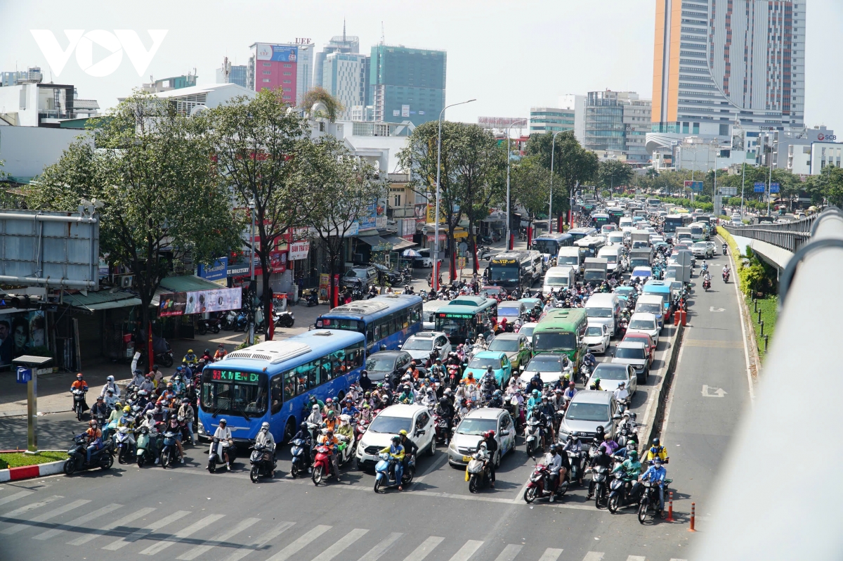 Au da khi va cham giao thong do van hoa hay do ap luc giao thong hinh anh 1