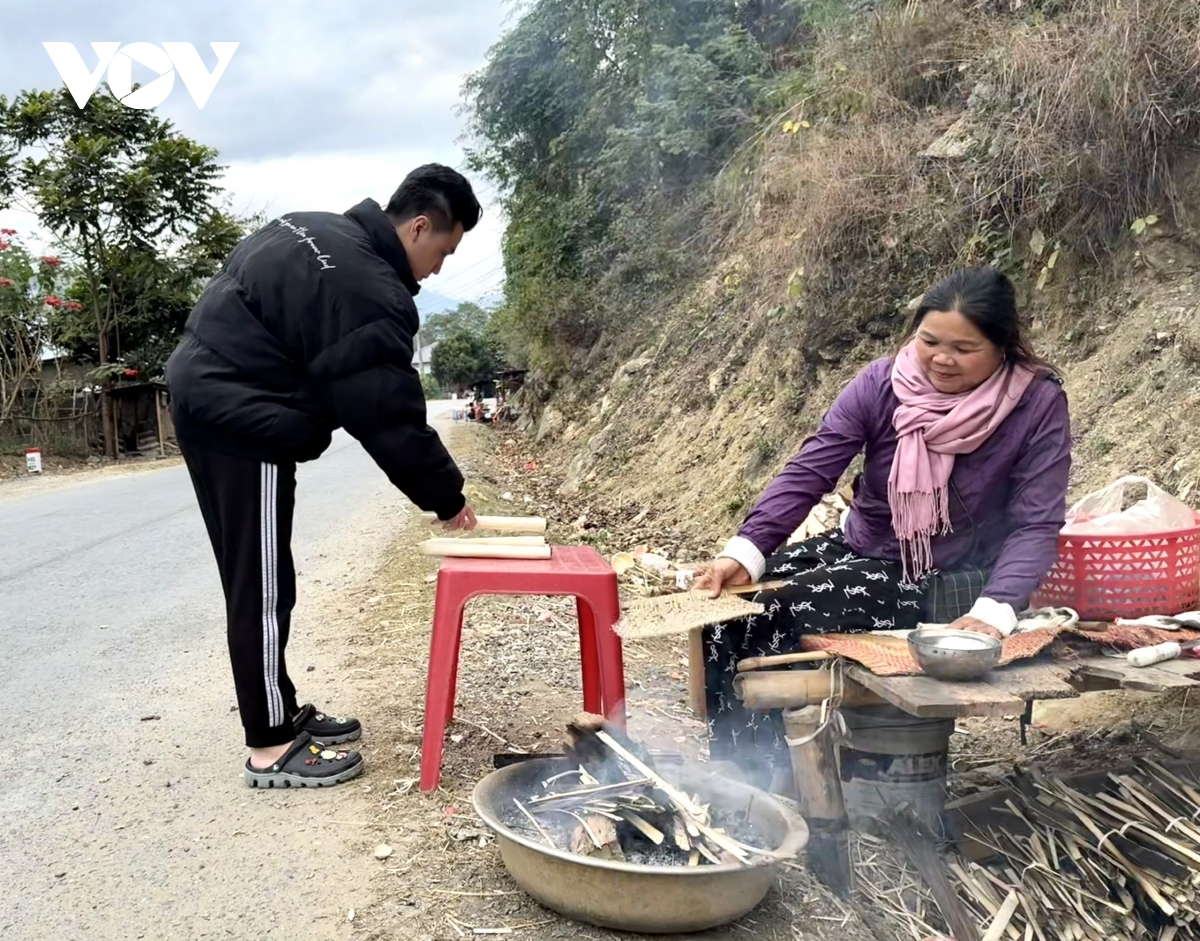 Người dân vùng cao Sơn La góp củi sưởi ấm ngày giá rét