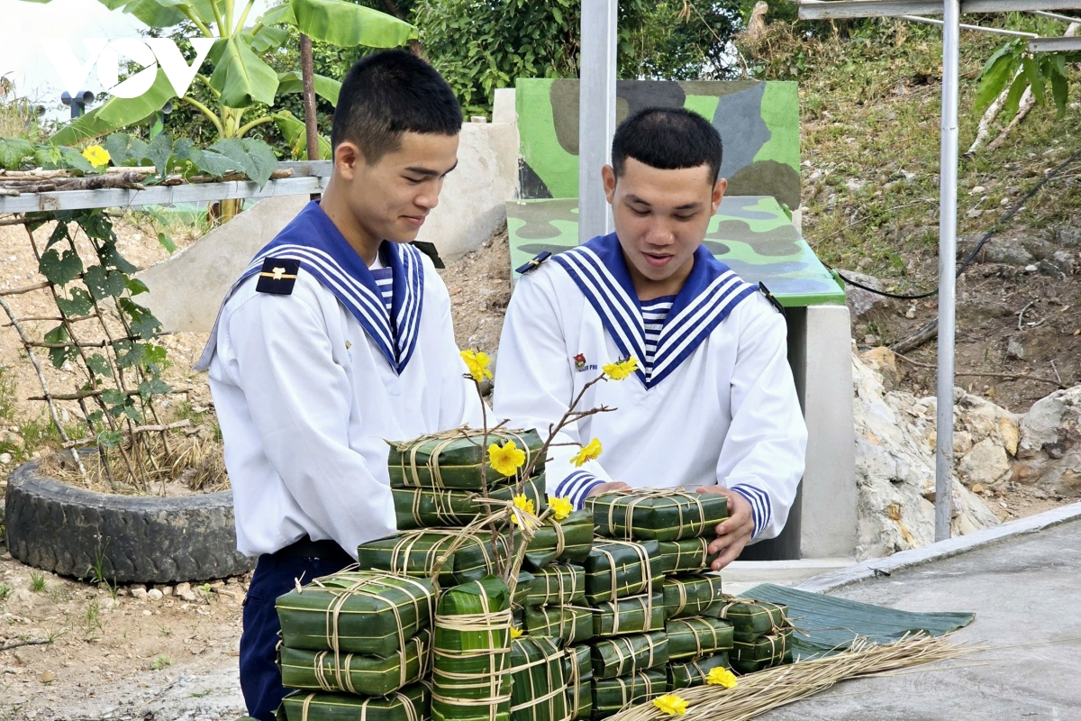 cung bo doi o vung bien dao tay nam goi banh chung don tet hinh anh 13