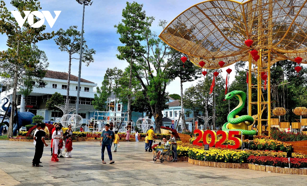 người dân, du khách nô nức đi lễ chùa xin lộc đầu năm ở sóc trăng hình ảnh 14 nguoi dan, du khach no nuc di le chua xin loc dau nam o soc trang hinh anh 14