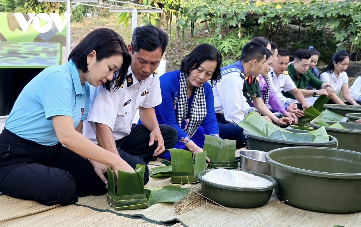 cung bo doi o vung bien dao tay nam goi banh chung don tet hinh anh 14