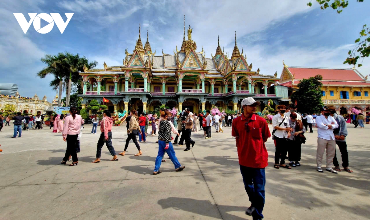 người dân, du khách nô nức đi lễ chùa xin lộc đầu năm ở sóc trăng hình ảnh 16 nguoi dan, du khach no nuc di le chua xin loc dau nam o soc trang hinh anh 16