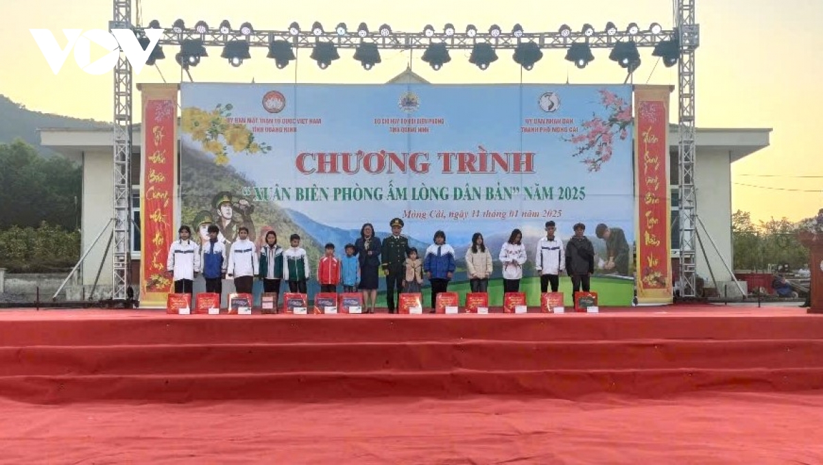 bộ đội biên phòng tỉnh quảng ninh trao quà, vui xuân sớm với đồng bào móng cái hình ảnh 1 bo doi bien phong tinh quang ninh trao qua, vui xuan som voi dong bao mong cai hinh anh 1