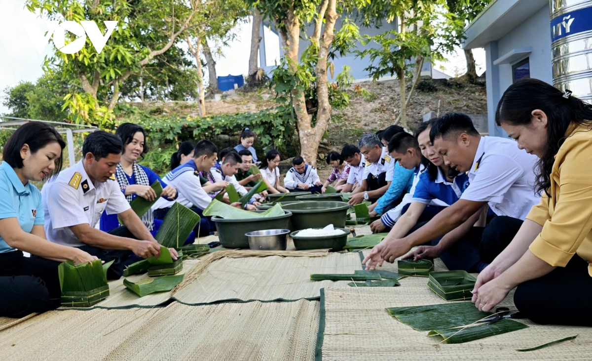 Cùng bộ đội ở vùng biển đảo Tây Nam gói bánh chưng đón Tết