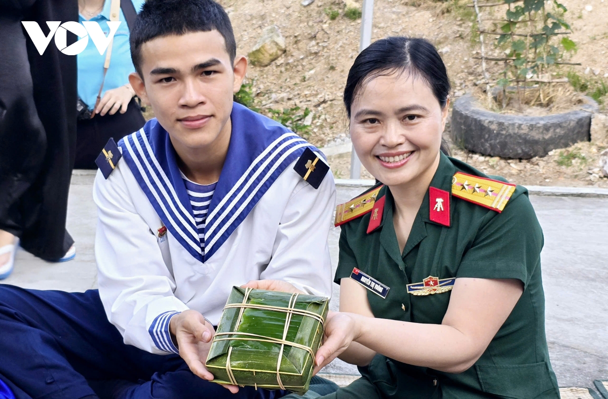 Ấm áp tết của người lính hải quân nơi biển tây nam hình ảnh 1 Am ap tet cua nguoi linh hai quan noi bien tay nam hinh anh 1
