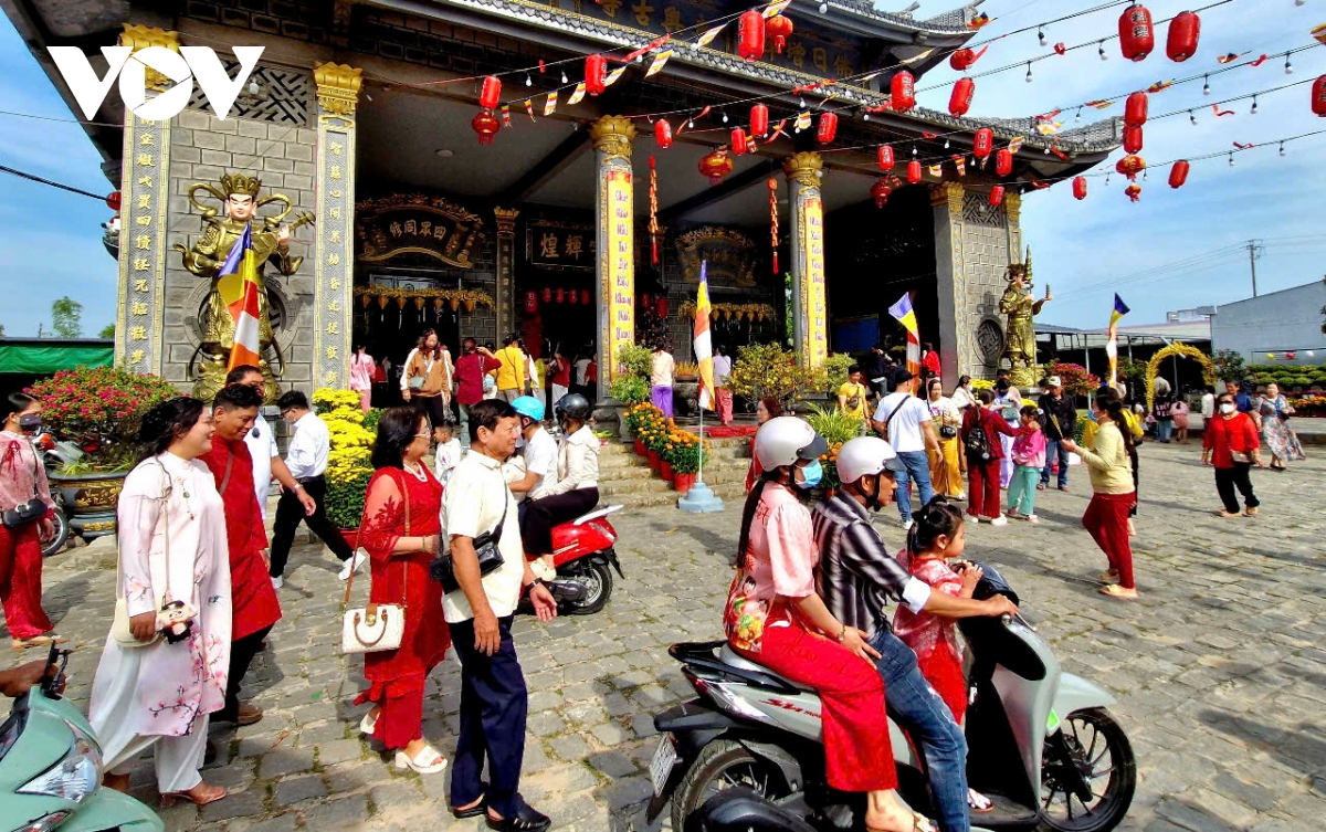 người dân, du khách nô nức đi lễ chùa xin lộc đầu năm ở sóc trăng hình ảnh 2 nguoi dan, du khach no nuc di le chua xin loc dau nam o soc trang hinh anh 2