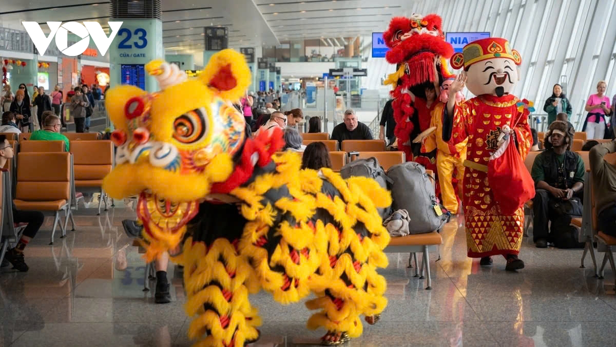 tet 2025 foreigners pleasantly greeted with lion dance at airport picture 2 tet 2025 foreigners pleasantly greeted with lion dance at airport picture 2