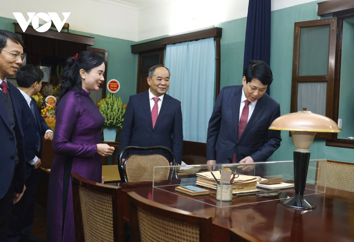 chủ tịch nước lương cường dâng hương tưởng niệm chủ tịch hồ chí minh hình ảnh 2 chu tich nuoc luong cuong dang huong tuong niem chu tich ho chi minh hinh anh 2